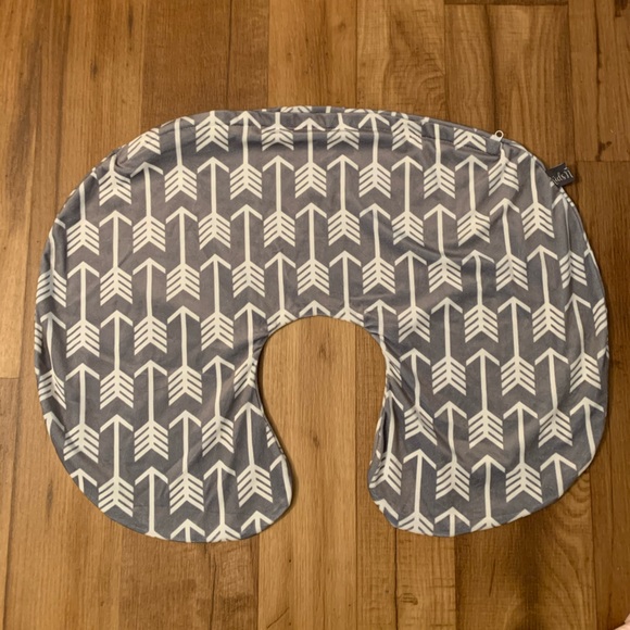 Grey Arrow Pattern Boppy Nursing Pillow Cover - Picture 1 of 3